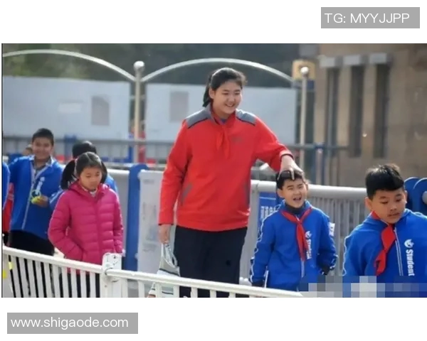 山东小女姚明崭露头角展现篮球天赋引发全国关注