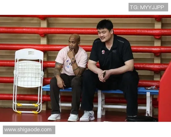 姚明与国际篮球明星握手致意展现体育精神与友谊的力量