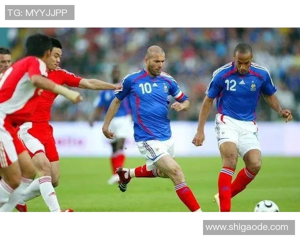 齐达内与梅西在足球历史中的对比与共鸣探讨与启示