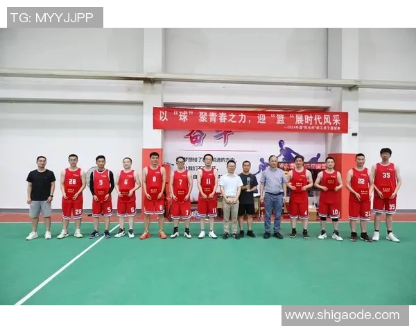 篮球赛场上的篮球明星们如何在激烈竞争中展现个人魅力与团队精神