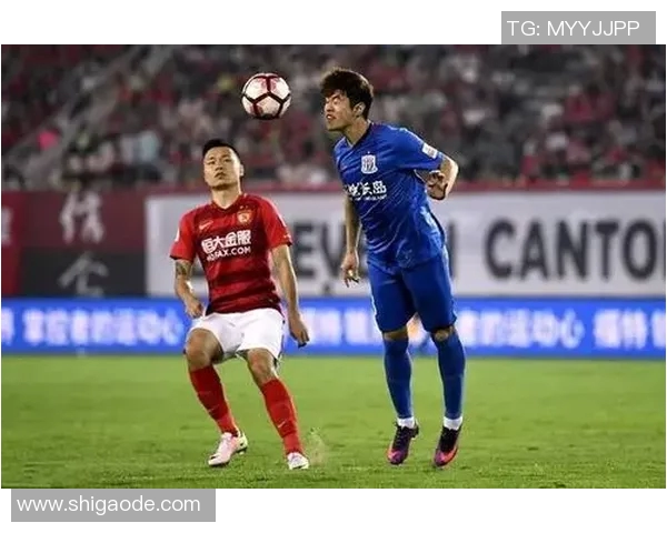 中国足球队教练停球引发热议球迷对战术安排和球队表现的深度分析